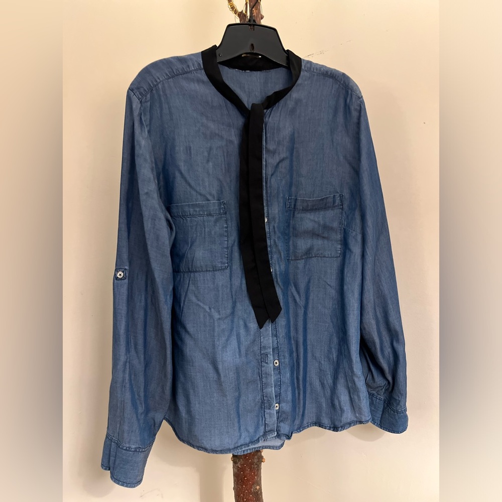 Ladies button down with neck tie - Picture 2 of 4